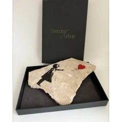BANKSY - BANKSY "Petite fille au ballon" Peinture au pochoir sur pierre - 31x21cm