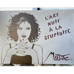 MISS TIC - Impression sur béton "L’art nuit à la stupidité" 50x70x4cm - 2022