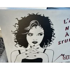 MISS TIC - Impression sur béton "L’art nuit à la stupidité" 50x70x4cm - 2022