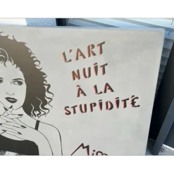 MISS TIC - Impression sur béton "L’art nuit à la stupidité" 50x70x4cm - 2022