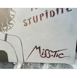MISS TIC - Impression sur béton "L’art nuit à la stupidité" 50x70x4cm - 2022